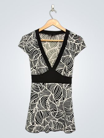 B.wear Women's Blusa Decote V Estampa Folha Preta e Branca