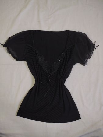Schwarze Bluse mit transparenten Ärmeln