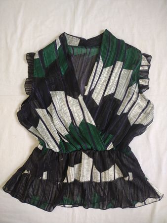 Durchsichtige Rüschensleeve Wickelbluse mit geometrischem Druck