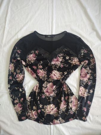 BKE Boutique Floral Velvet-Mesh-Top mit langen Ärmeln