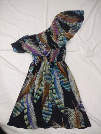 Warehouse Ein-Schulter Federdruck Kleid