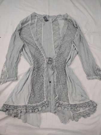 tredy grauer Cardigan mit Spitzendetails