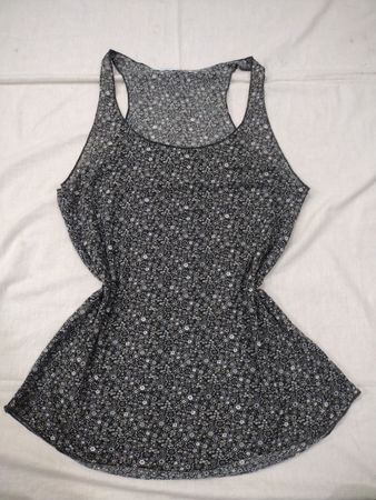 Gemustertes Tanktop mit Racerback und gedämpftem Blumenmuster