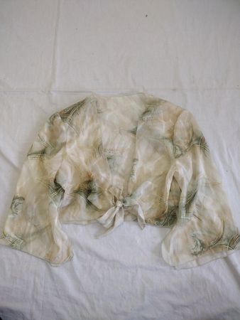 Schlichter Bolero mit Bindeband und abstraktem Druck