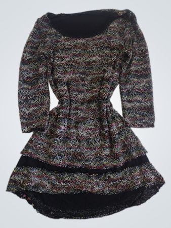 Mehrfarbiges Strickkleid mit schwarzem Besatz