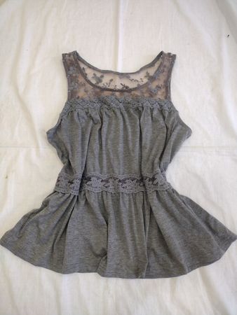 Peplum-Oberteil mit grauem Spitzenbesatz