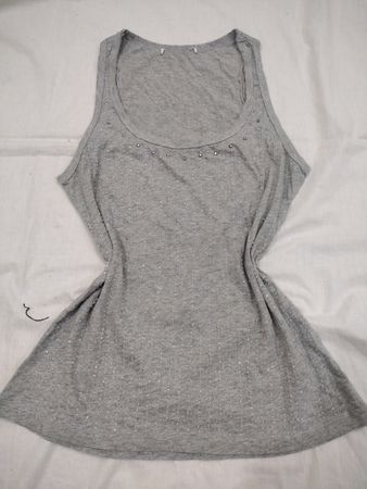 Graues Tanktop mit Verzierungen