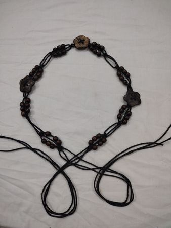 Perlen-Belt mit Holzblumen-Akzenten