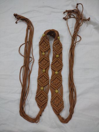 Makramee-Gürtel mit Holzperlen