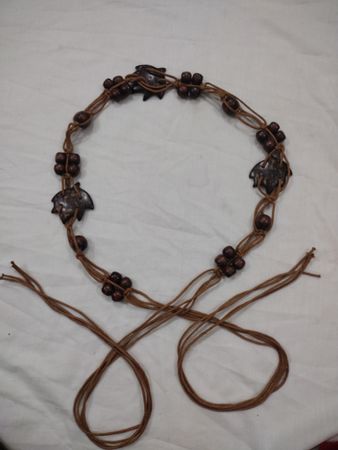Braune Perlenkette mit Blattanhängern