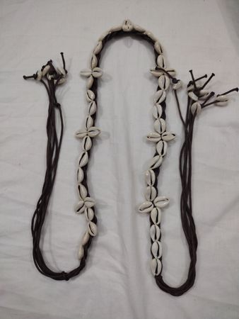 Muschel-Halskette mit braunen Schnüren