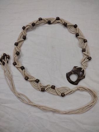 Makramee-Gürtel mit Holzkugeln und Kokosnussschalen-Schnalle