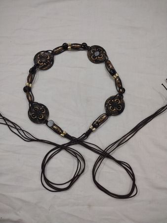 Dekorativer Gürtel mit Perlen und Charms