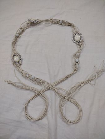 Perlen-Makramee-Gürtel mit kunstvollen silberfarbenen Details