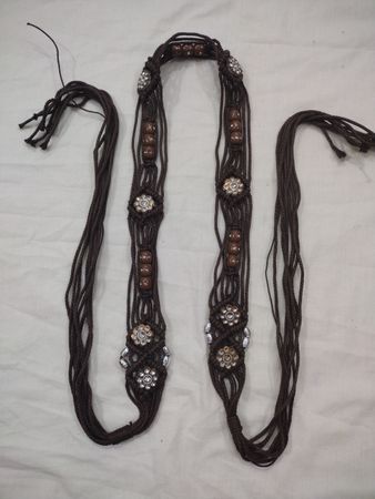 Brauner Makramee-Gürtel mit Blumenverzierungen und Perlen