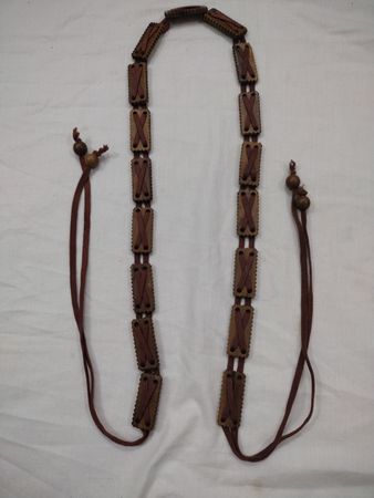 Leder- und Holzgürtel mit Quasten