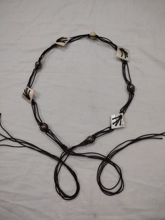Schwarze Perlenkette mit quadratischen Muschelanhängern