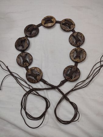 Kokosnussschalen-Gürtel mit Makramee-Detail