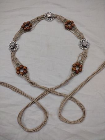 Makramee-Gürtel mit Holzperlen und floralen Verzierungen
