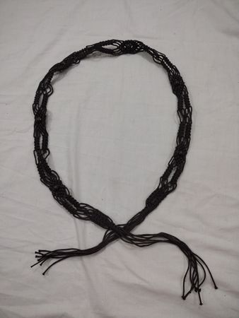 Schwarzer Makramee-Gürtel mit Holzperlen