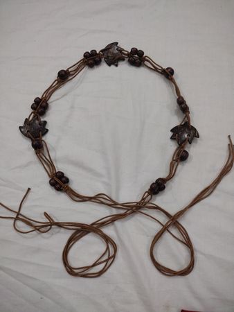 Braune Perlenkette mit Blattanhängern
