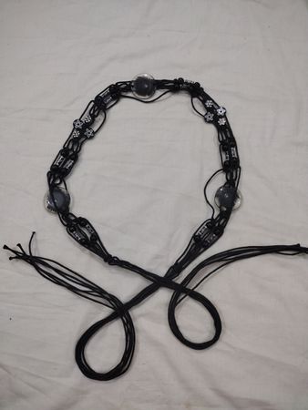 Schwarzer Makramee-Gürtel mit Perlen und Charms