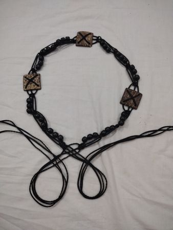 Schwarze Perlenkette mit quadratischen Holzakzenten