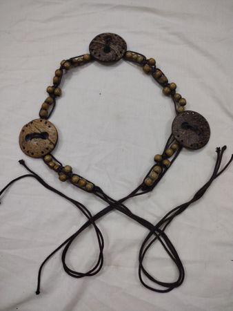 Perlen-Gürtel mit Kokosnuss-Buttons