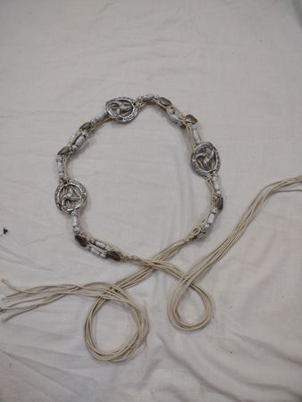Makramee-Gürtel mit keltischen Knoten und Perlen