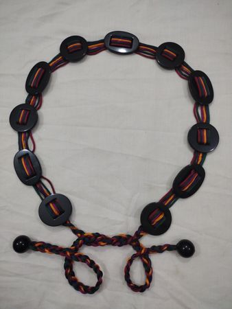 Woven Belt mit schwarzen ovalen Akzenten und Quastenenden