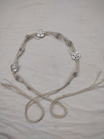 Beiger geflochtener Gürtel mit floralem Schmuck