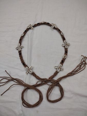 Braune geflochtene Halskette mit Muscheln und schwarzen Perlen