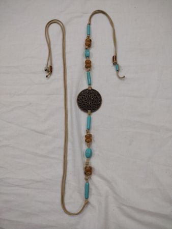 Perlenkette mit Medaille