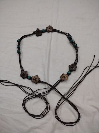 Perlenkette mit Holzblumen-Anhängern