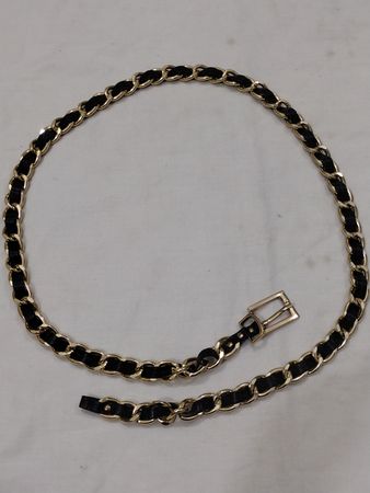 Goldene Kettengürtel mit schwarzem Leder