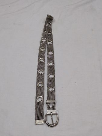 Silberner Mesh-Gürtel mit Ösen und Schnalle