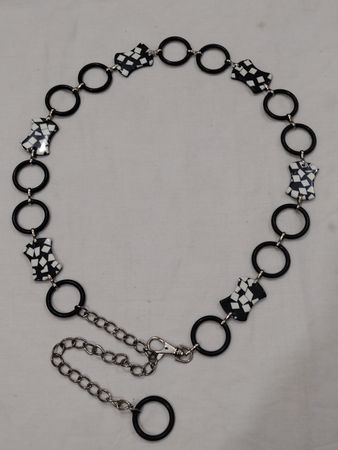 Kettengürtel mit schwarzen Ringen und karrierten Anhängern