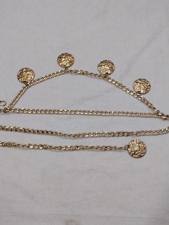 Goldene Kettengürtel mit runden Anhängern