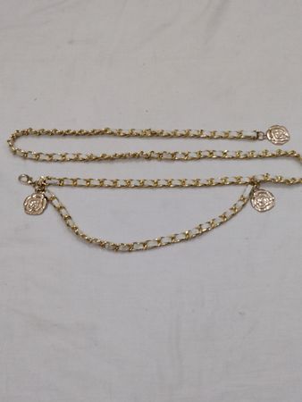 Goldene Kettengürtel mit weißen Akzenten und roséfarbenen Charms
