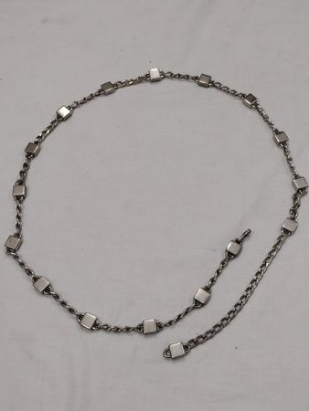 Silberner Kettengürtel mit quadratischen Charms