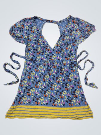 Blau gemusterte Wickelbluse mit gelb gestreiftem Saum