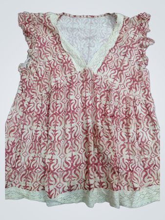 Weißes und rosa gemustertes Kleid mit Spitzenbesatz