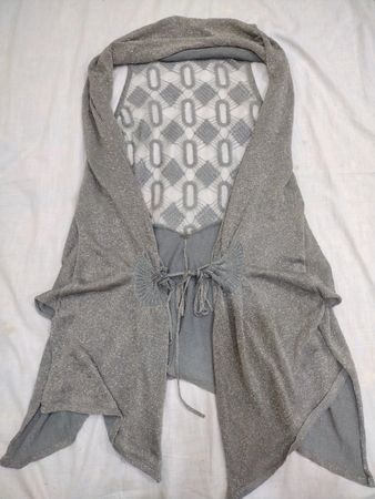 Silberne Glitzerstrickweste mit Spitze auf der Rückseite