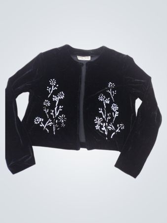 Schwarze Samt-Cropped-Jacke mit floralem Schmuck.