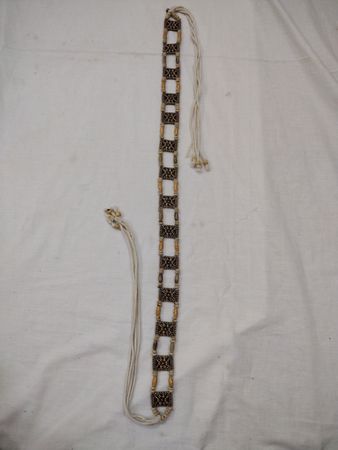 Bead-Gürtel mit floralen Schnitzereien