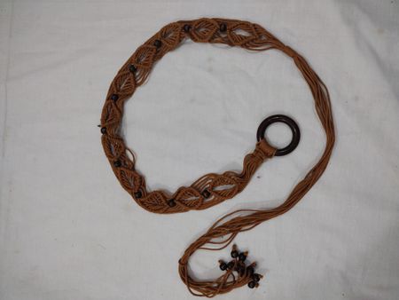 Brauner Makramee-Gürtel mit Holzring und Perlen