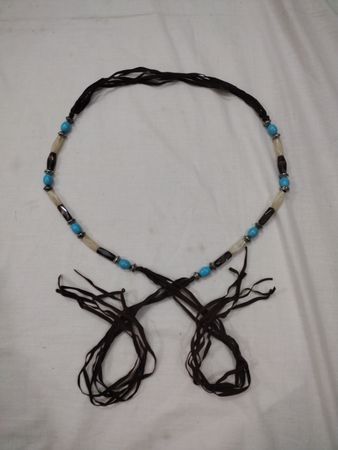 Halsschmuck mit blauen und braunen Perlen und Lederfransen