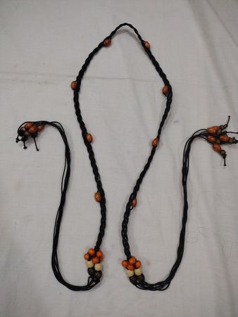 Handgefertigte Halskette mit schwarzem Band und Holzperlen