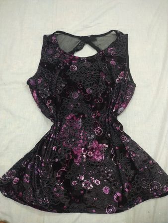 Schwarzes Kleid mit Blumenmuster und Netzbesatz