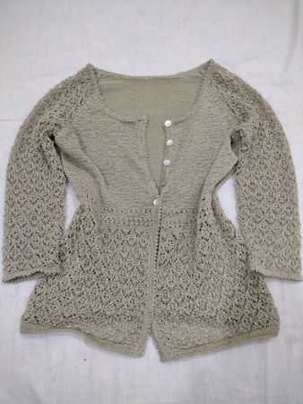 Beige Strickjacke mit Knöpfen